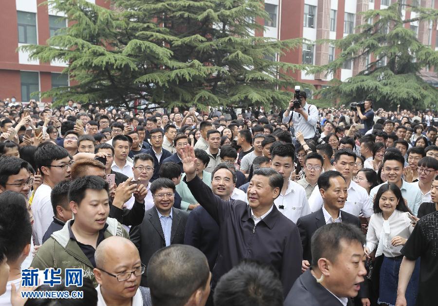 5月3日,,中共中央總書記、國家主席,、中央軍委主席習近平來到中國政法大學考察,。這是習近平向遠處的師生們揮手致意。新華社記者 丁林 攝