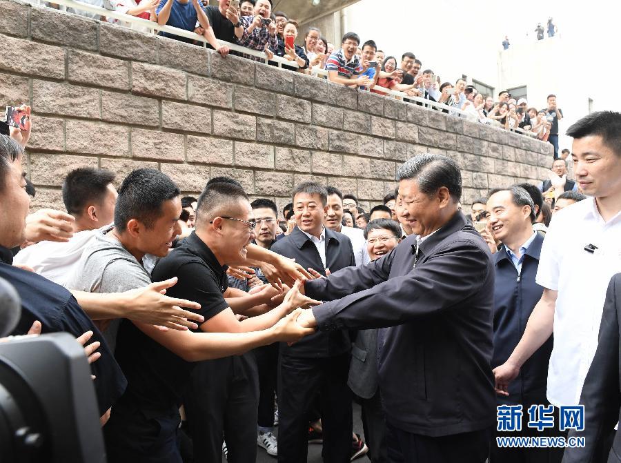 5月3日,中共中央總書記,、國家主席,、中央軍委主席習近平來到中國政法大學考察,。這是習近平同校園道路兩旁的師生熱情握手。新華社記者 李學仁 攝