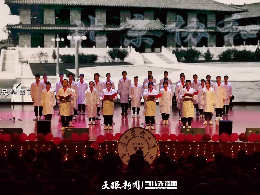 首屆”協(xié)和班“參與學(xué)校文藝演出_副本.jpg 首屆”協(xié)和班“參與學(xué)校文藝演出_副本.jpg