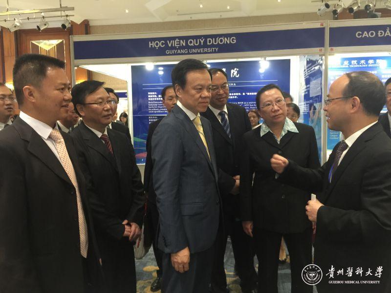 何志旭校長向省委書記陳敏爾等介紹在越南的辦展情況
