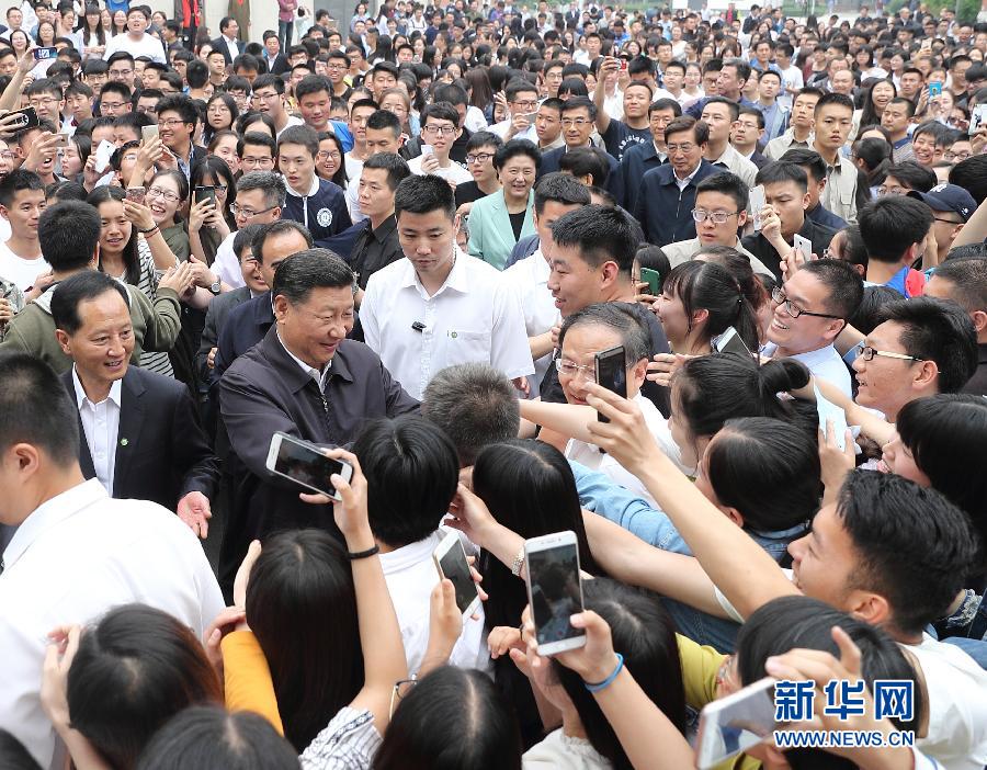 5月3日,,中共中央總書記,、國家主席、中央軍委主席習近平來到中國政法大學考察,。這是習近平同校園道路兩旁的師生熱情握手,。新華社記者 王曄 攝