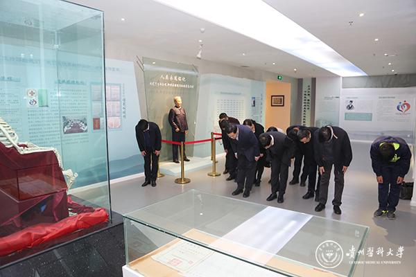 在原黨委常委,、副院長,、附屬醫(yī)院院長楊潔泉教授遺像前三鞠躬