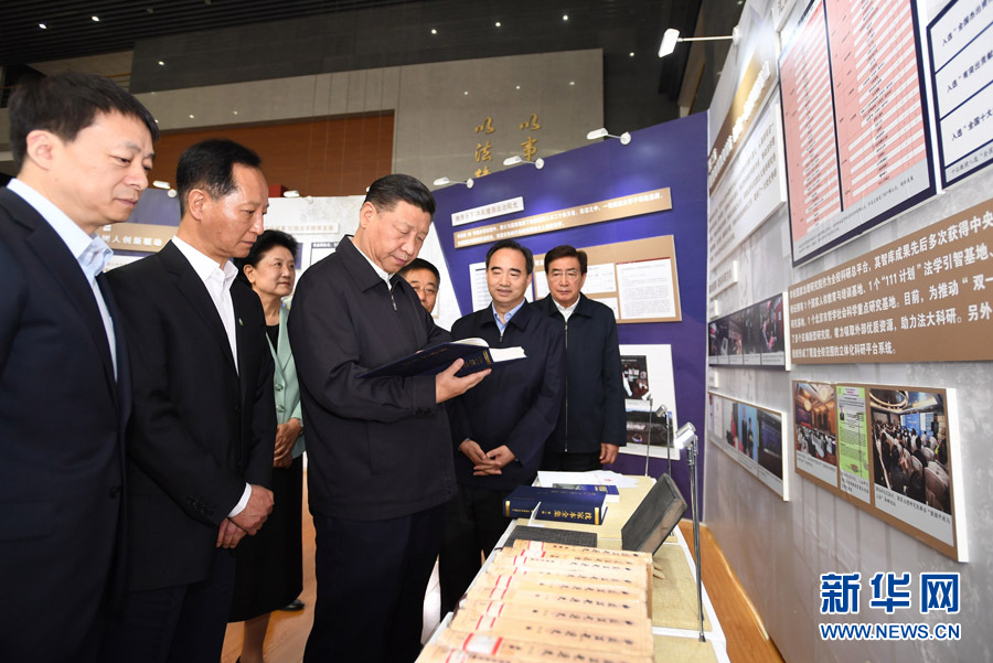 5月3日,,中共中央總書記,、國家主席、中央軍委主席習近平來到中國政法大學考察,。這是習近平參觀校史及成果展,。 新華社記者 李學仁 攝