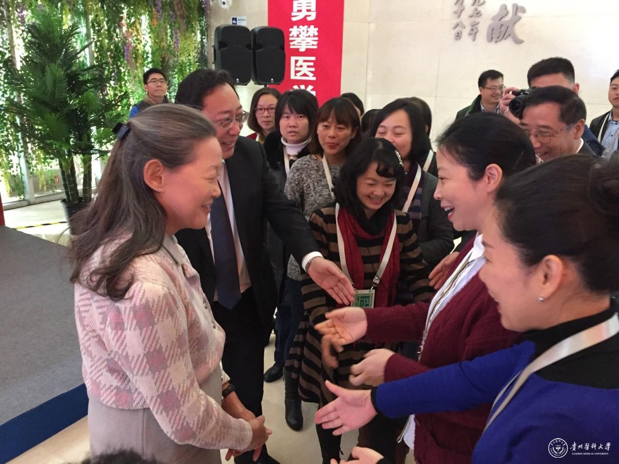 貴州老鄉(xiāng)~哈佛大學(xué)的艾麗絲?黃教授(Alice Huang)親切接見我校教師代表團(tuán)