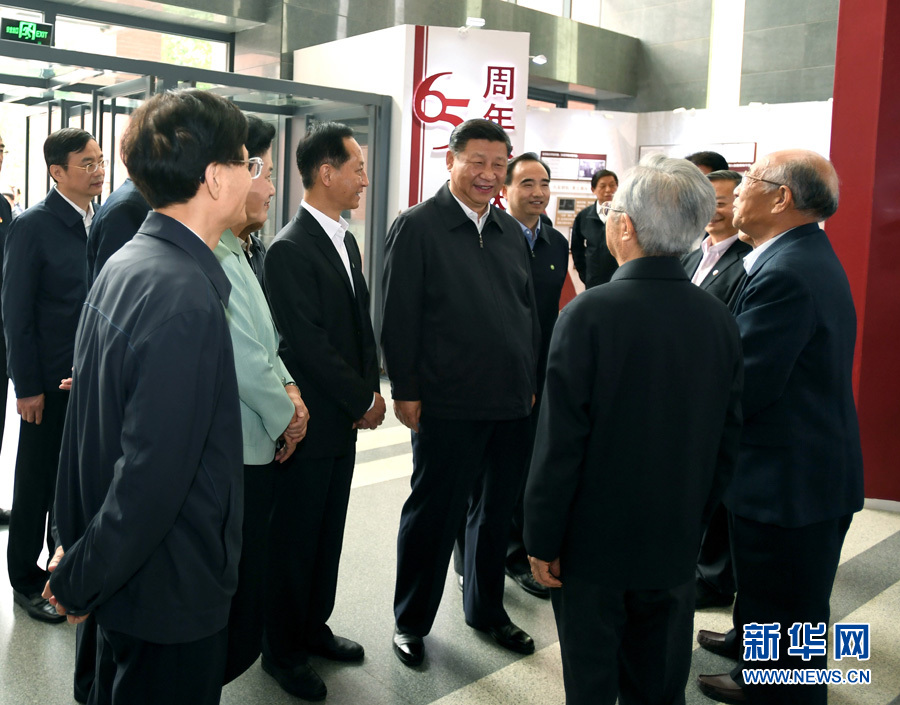 5月3日,,中共中央總書記,、國家主席,、中央軍委主席習近平來到中國政法大學考察。這是習近平會見中國政法大學資深教授,,同他們親切交談,。新華社記者 李學仁 攝